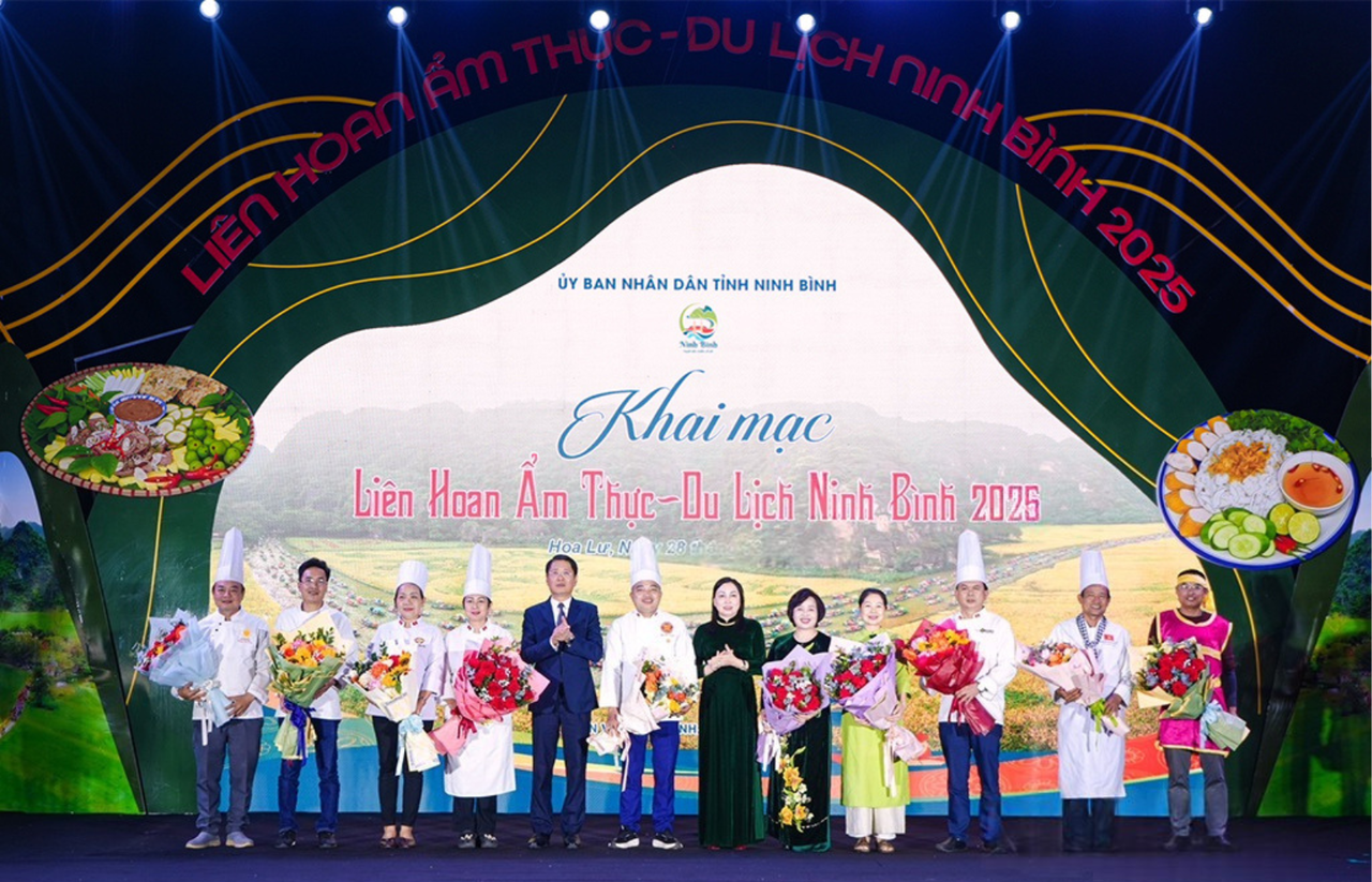 Tặng hoa chúc mừng các nghệ nhân ẩm thực tham gia liên hoan. (Ảnh: Minh Hải)