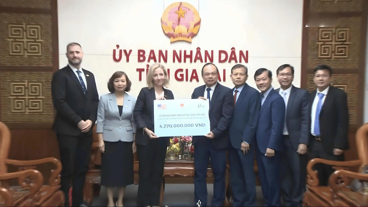 Đại diện Tổng Lãnh sự quán Hoa Kỳ và tổ chức CRS trao biển tượng trưng khoản viện trợ 4,27 tỷ đồng cho lãnh đạo UBND tỉnh Gia Lai.