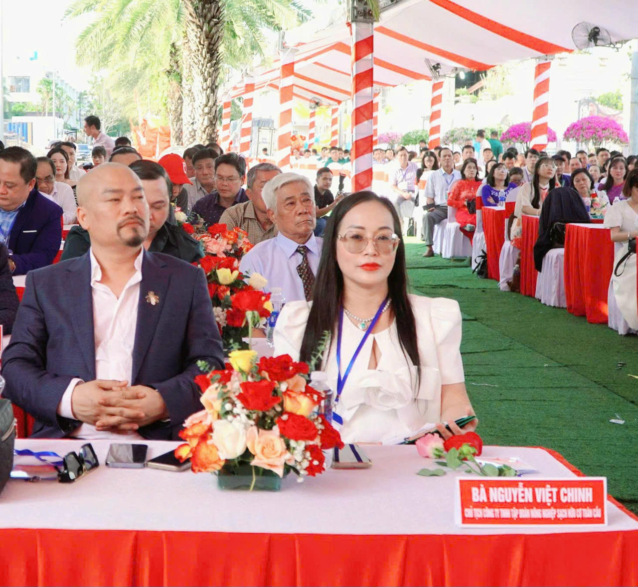 Bà Nguyễn Việt Chinh, Chủ tịch Toàn Cầu Group cùng đại biểu tham dự sự kiền chiều 28/12.