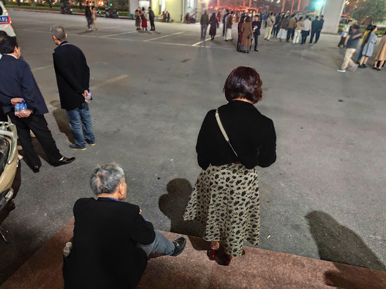 Một khán giả đã ngoài 80 tuổi đến từ tỉnh Nghệ An mệt mỏi ngồi bệt xuống bậc thềm. Ông cho biết đã đi từ Nghệ An ra sáng ngày 28/12 để xem và đã rất thất vọng ra về. (Ảnh: Xuân Hoa)