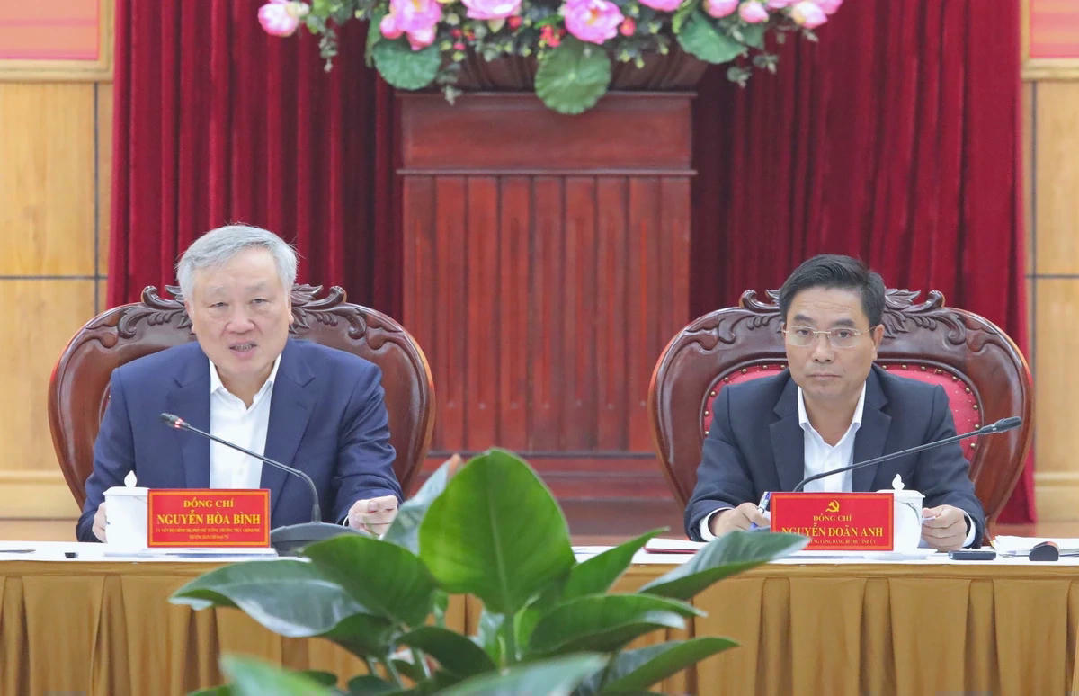 Phó Thủ tướng Thường trực Chính phủ Nguyễn Hòa Bình và Bí thư Tỉnh ủy Thanh Hóa tại buổi làm việc.