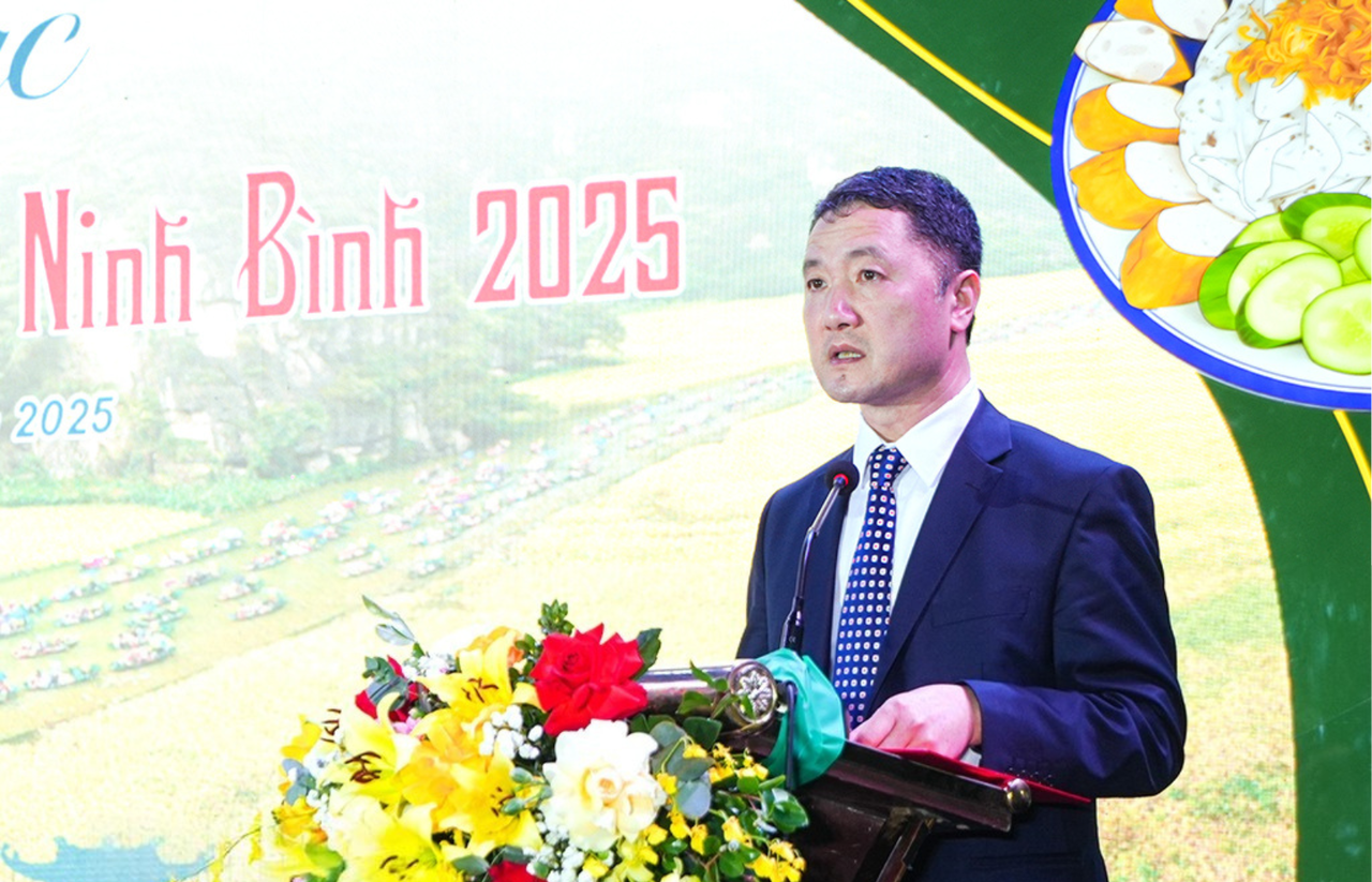Giám đốc Sở Du lịch tỉnh Ninh Bình Bùi Văn Mạnh phát biểu khai mạc. (Ảnh: Minh Hải)