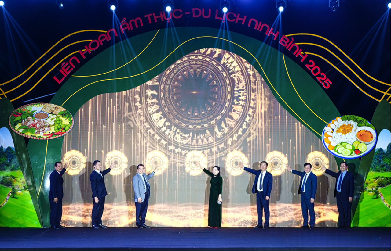 Các đại biểu thực hiện nghi thức khai mạc Liên hoan ẩm thực - du lịch Ninh Bình 2025. (Ảnh: Minh Hải)