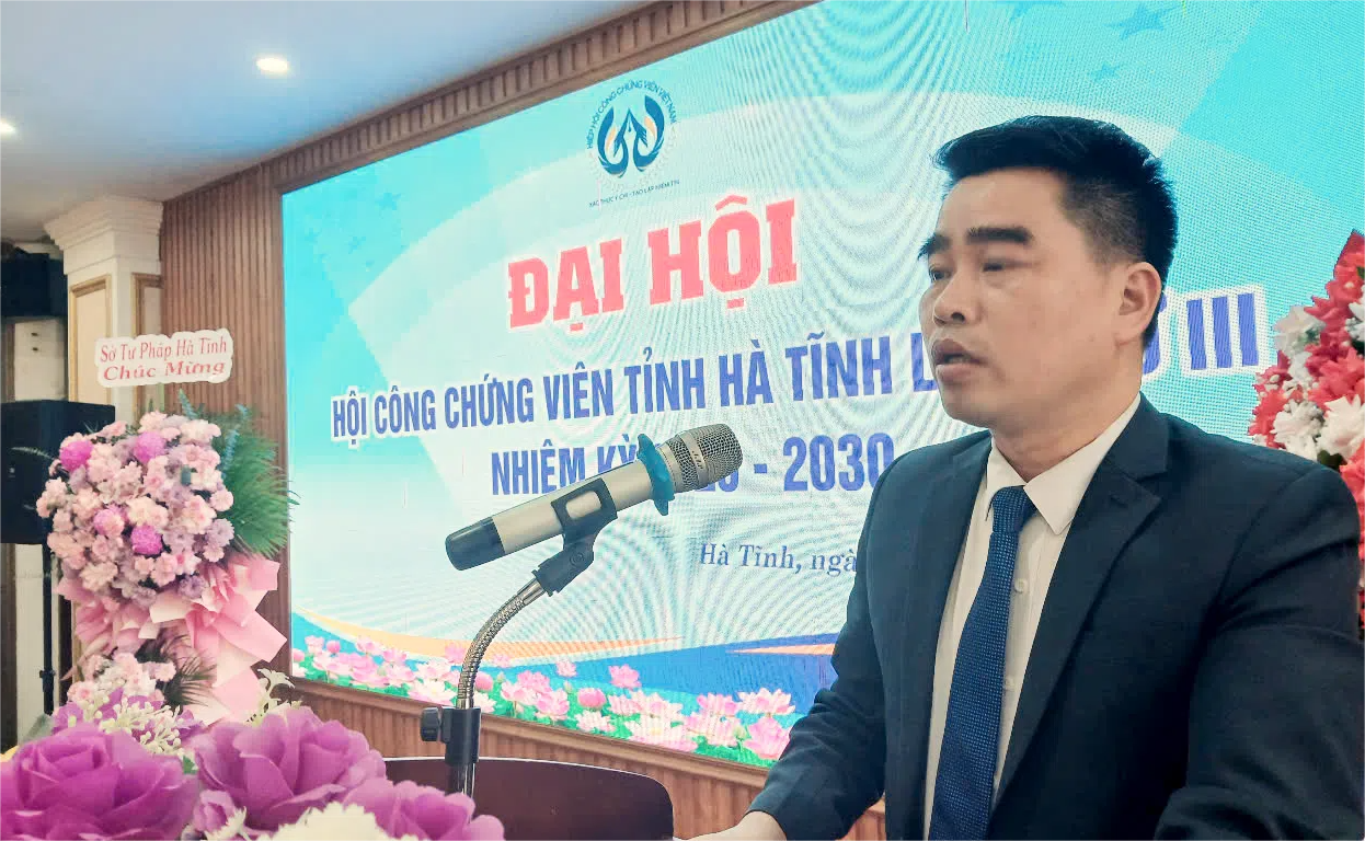 Ông Đinh Văn Hồng -Phó Giám đốc Sở Tư pháp tỉnh Hà Tĩnh phát biểu tại Đại hội.