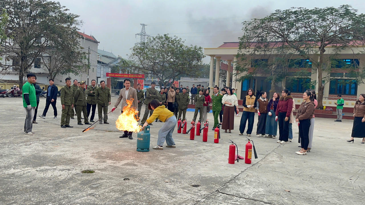 Thực hành khoá van ga khi bị rò ga gây cháy nổ. (Ảnh: Hoàng Tùng)
