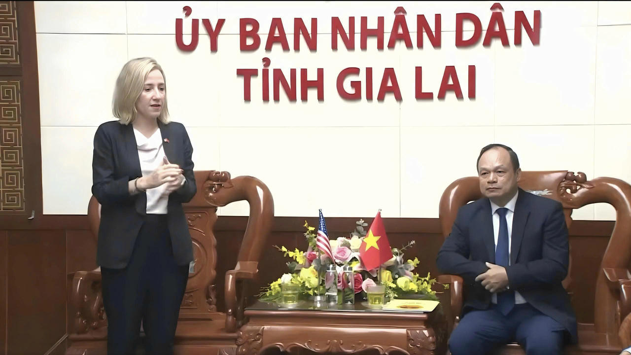 Bà Melissa A. Brown phát biểu về cam kết hợp tác lâu dài giữa hai quốc gia tại buổi lễ.