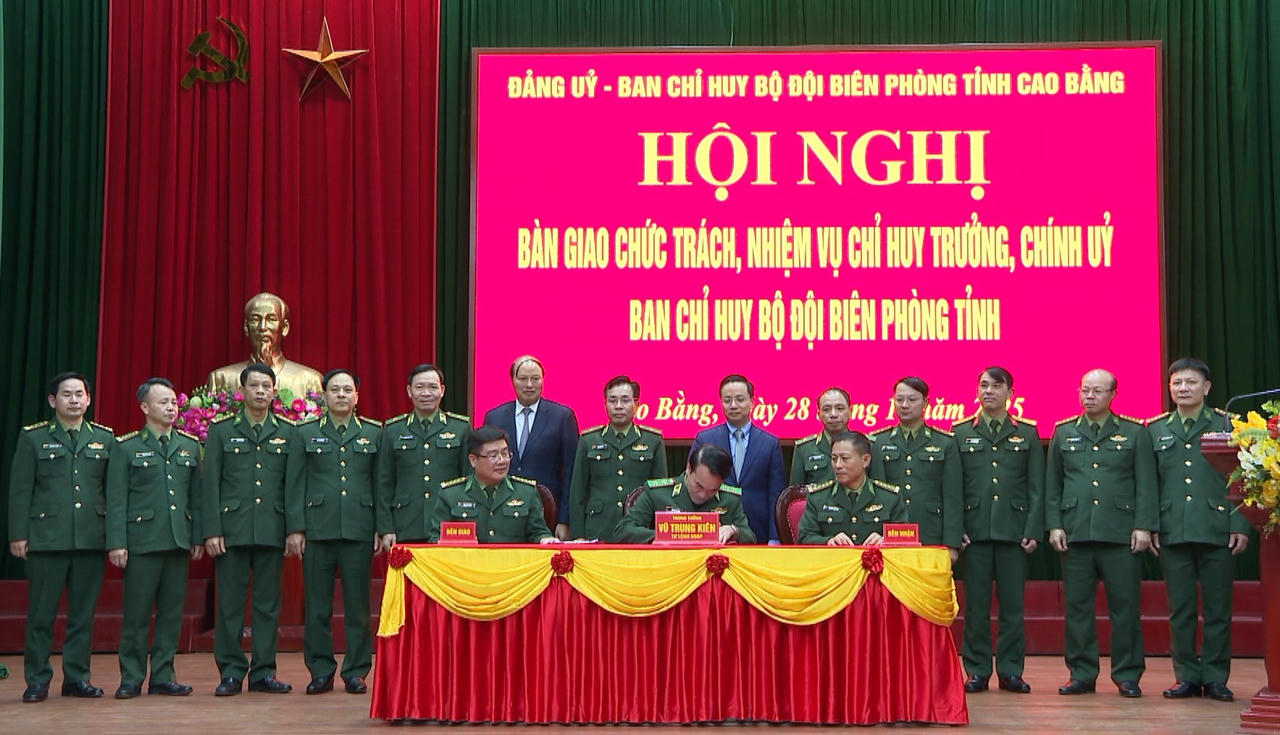 Trung tướng Vũ Trung Kiên, Tư lệnh BĐBP xác nhận biên bản bàn giao chức trách, nhiệm vụ Chỉ huy trưởng Ban Chỉ huy BĐBP tỉnh giữa Đại tá Đinh Đức Hùng với Đại tá Nguyễn Văn Diện, Phó Chỉ huy trưởng, Tham mưu trưởng Ban Chỉ huy BĐBP tỉnh. (Ảnh: PV)
