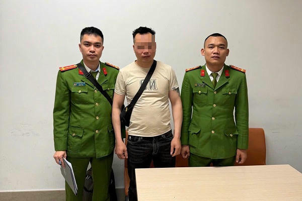 Vận động thành công đối tượng trốn nã ở nước ngoài về đầu thú