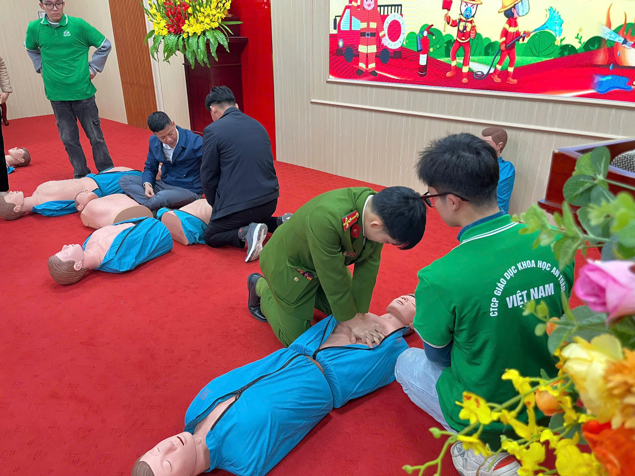 Thực hành sơ cấp cứu ban đầu. (Ảnh: Hoàng Tùng)