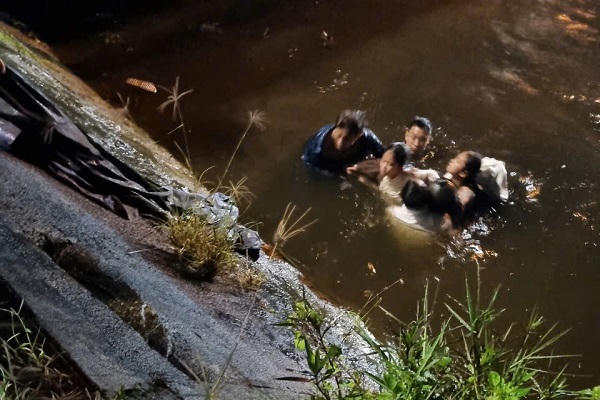 Quảng Trị: Ba người dân dũng cảm lao xuống kênh, cứu ba người trong đêm mưa lạnh