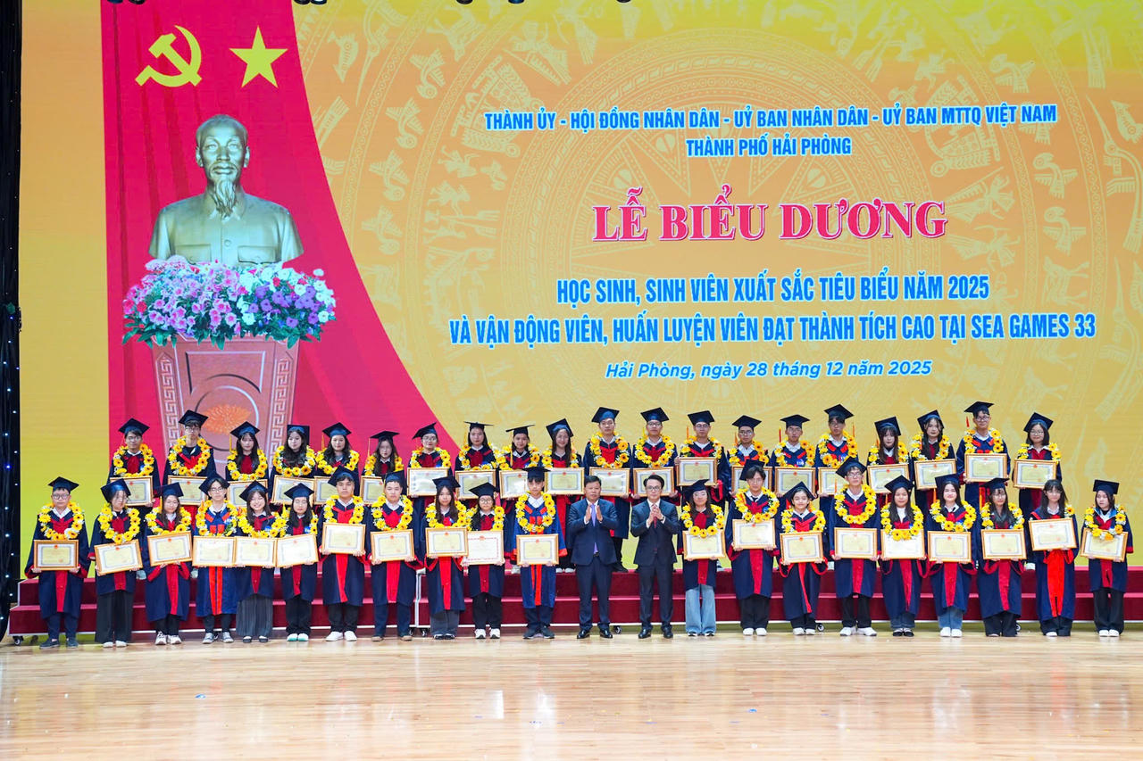 225 học sinh, sinh viên xuất sắc tiêu biểu được biểu dương tại buổi lễ.