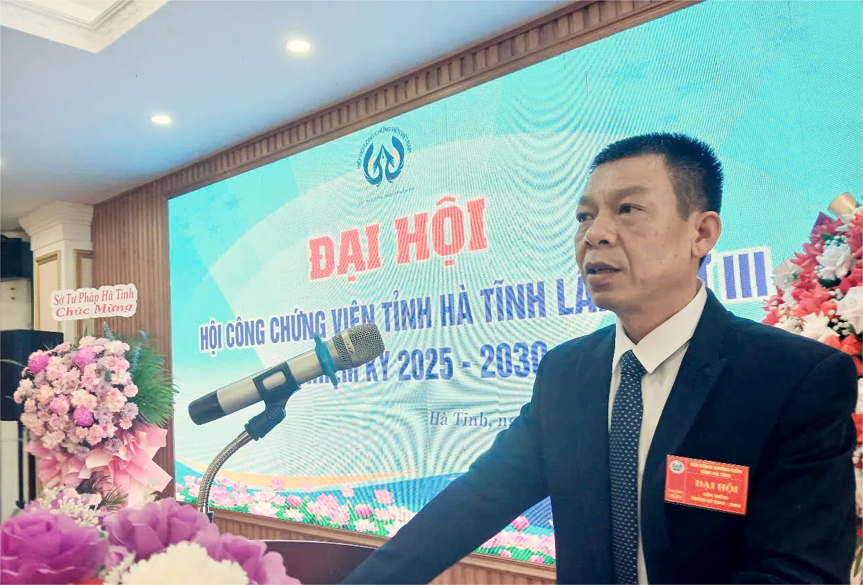 Ông Bùi Minh Thu - Chủ tịch Hội Công chứng viên tỉnh Hà Tĩnh nhiệm kỳ 2021-2025 đọc báo cáo tổng kết công tác Hội.