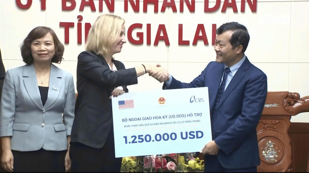 Bà Melissa A. Brown trao gói hỗ trợ tổng trị giá 1,25 triệu USD cho đại diện Bộ Nông nghiệp và Phát triển nông thôn.