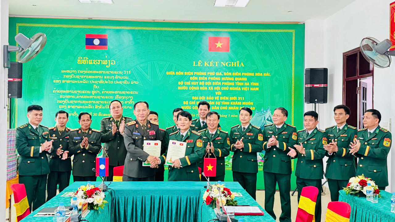 Lễ kết nghĩa giữa các&nbsp;Đồn Biên phòng tuyến núi
thuộc BĐBP Hà Tĩnh với&nbsp;các đơn vị làm
nhiệm vụ bảo vệ biên giới của Bộ Chỉ huy Quân sự tỉnh Khăm Muồn (Lào).