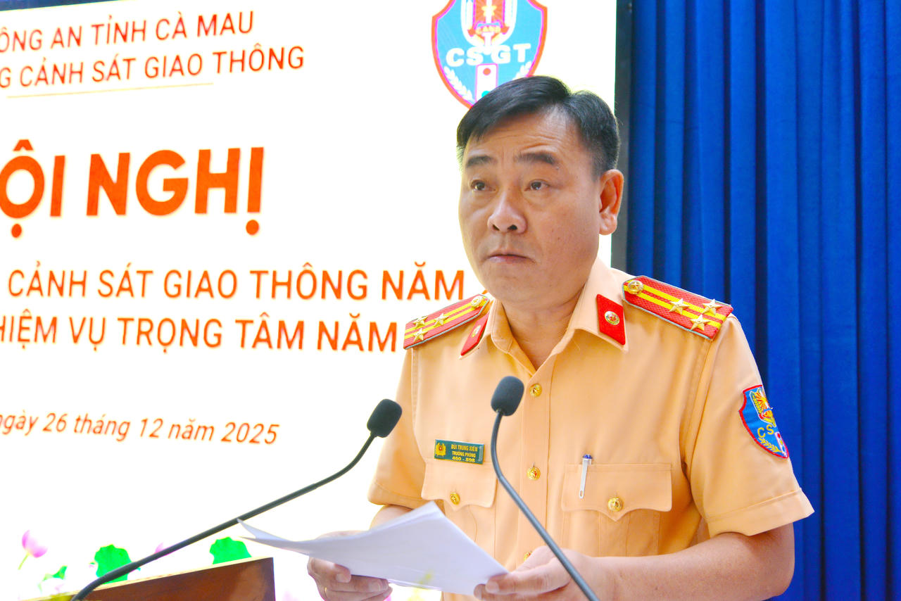 Thượng tá Bùi Trung Kiên - Trưởng Phòng CSGT Công an tỉnh Cà Mau, phát biểu tại Hội nghị.