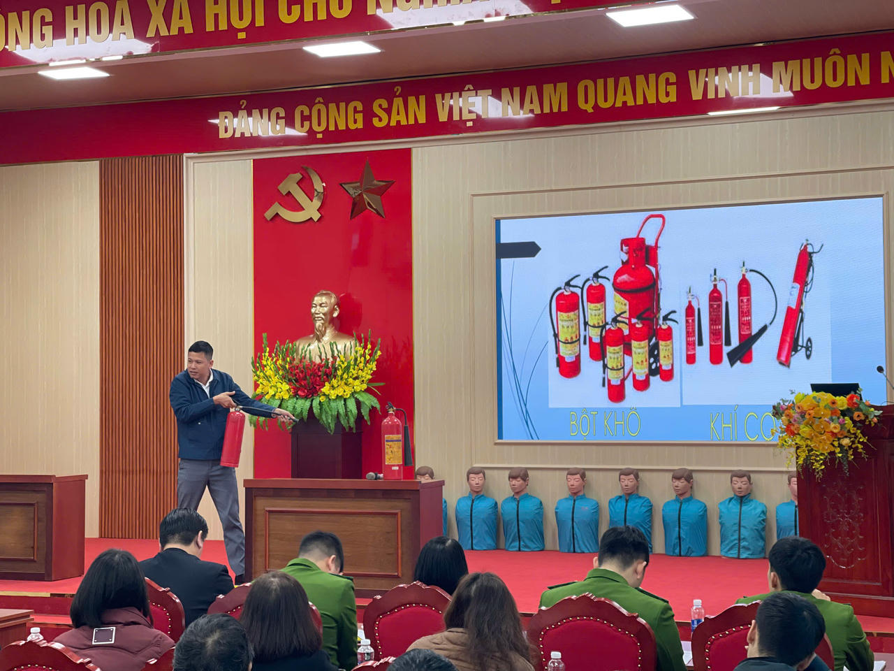 Hoạt đông tuyên truyền về các thiết bị PCCC và các sử dụng. (Ảnh: Hoàng Tùng)