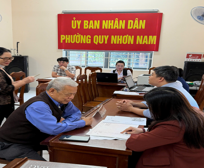 Cán bộ&nbsp;hướng dẫn và giải đáp thắc mắc của người dân để thực hiện các thủ tục hành chính trong lĩnh vực đất đai.