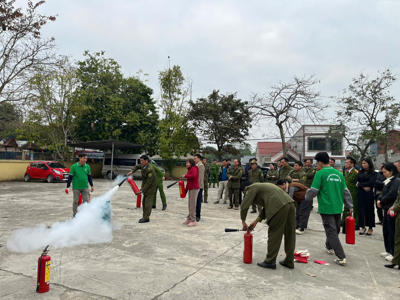 Thực hành sử dụng bình chữa cháy để dập lửa. (Ảnh: Hoàng Tùng)