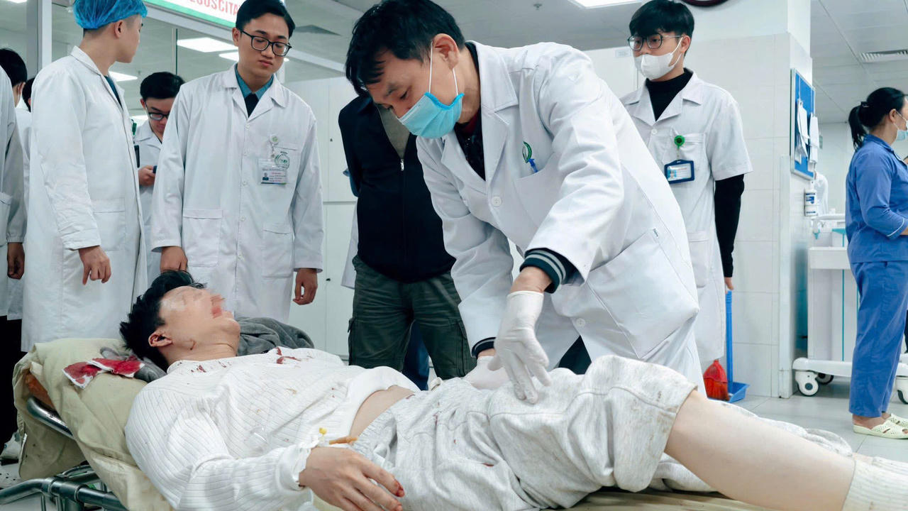 Chủ tịch UBND tỉnh Lào Cai thăm hỏi, động viên các nạn nhân trong vụ lật xe chở đoàn từ thiện