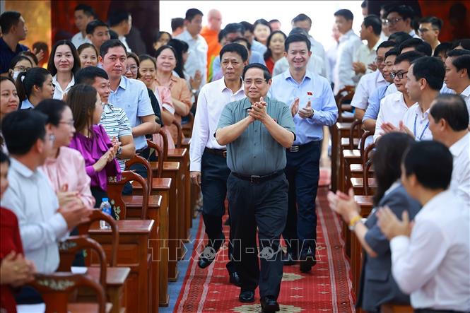 Thủ tướng Phạm Minh Chính đến Hội nghị tiếp xúc cử tri thành phố Cần Thơ. Ảnh: Dương Giang/TTXVN