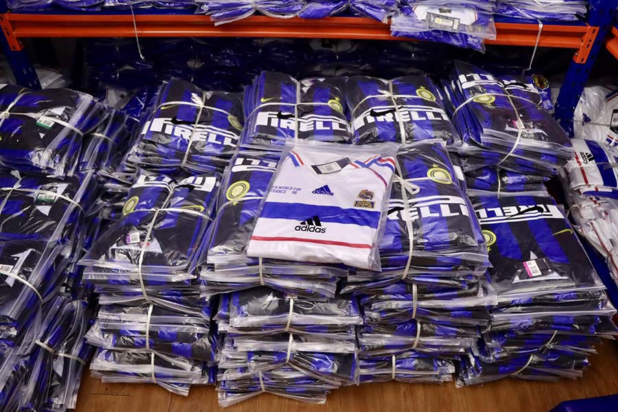 Hàng hóa giả mạo nhãn hiệu lớn bán trên thương mại điện tử.