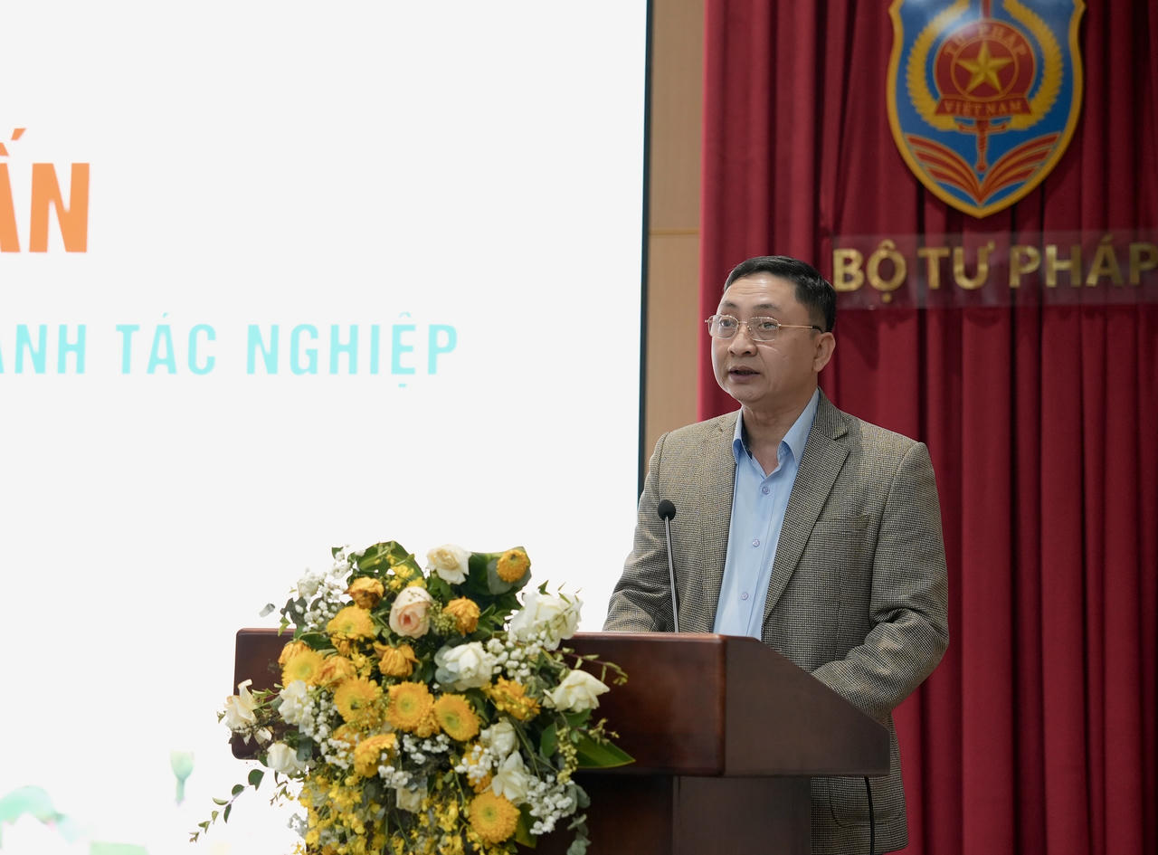 Chánh Văn phòng Đảng uỷ Bộ Tư pháp Trần Anh Đức phát biểu