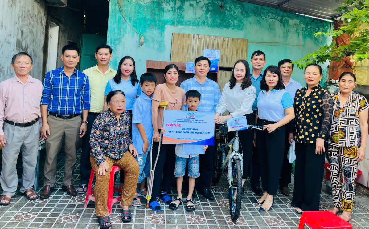 Từ c&acirc;u chuyện của em Mai Văn Gi&aacute;p, Light by the Sea&rdquo; đ&atilde; thắp l&ecirc;n &ldquo;&aacute;nh s&aacute;ng&rdquo; của l&ograve;ng nh&acirc;n văn.&amp;amp;nbsp;