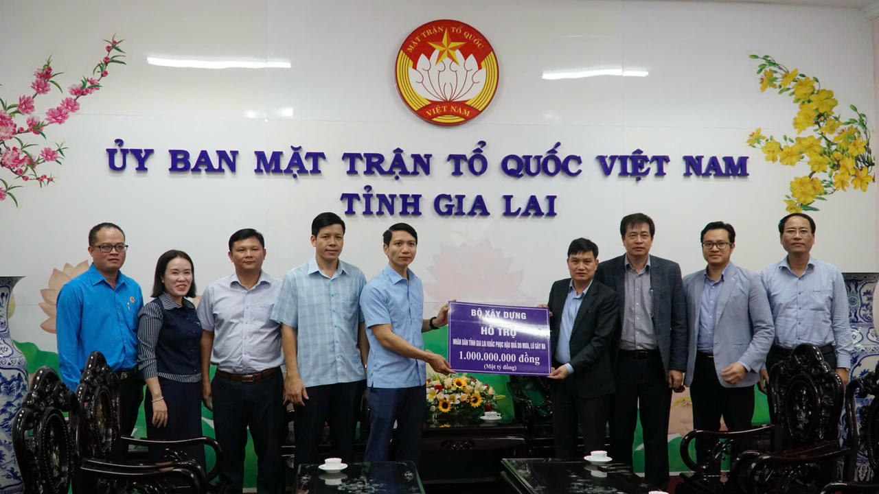 Đoàn công tác trao tặng bảng tượng trưng 1 tỷ đồng cho Ủy ban MTTQ Việt Nam tỉnh Gia Lai để hỗ trợ người dân khắc phục hậu quả sau thiên tai.
