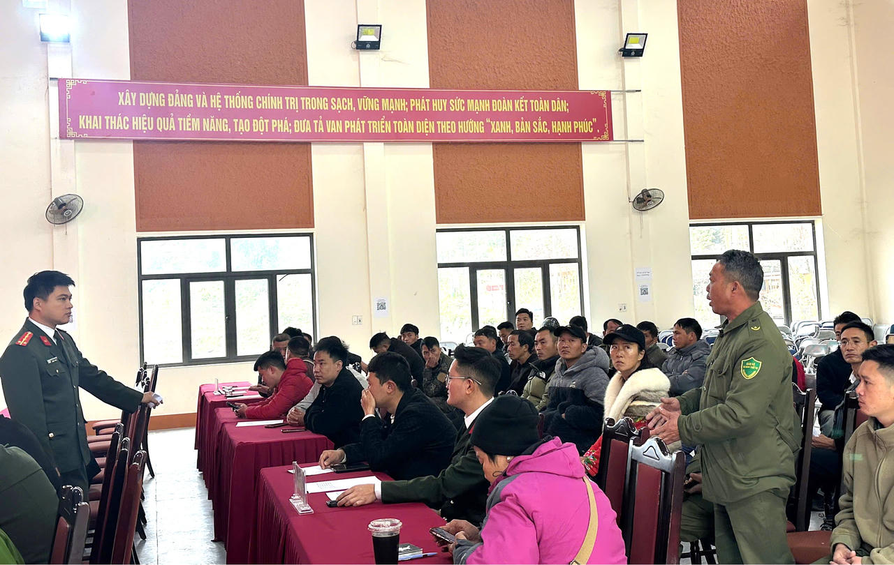 Lực lượng Công an hướng dẫn các cơ sở lưu trú thực hiện nghiêm việc khai báo tạm trú cho người nước ngoài thông qua hệ thống điện tử, đồng thời giải đáp những khó khăn, vướng mắc trong quá trình quản lý người nước ngoài lưu trú.