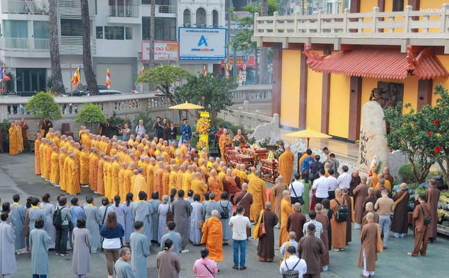 Tháp tọa lạc trong khuôn viên Việt Nam Quốc Tự