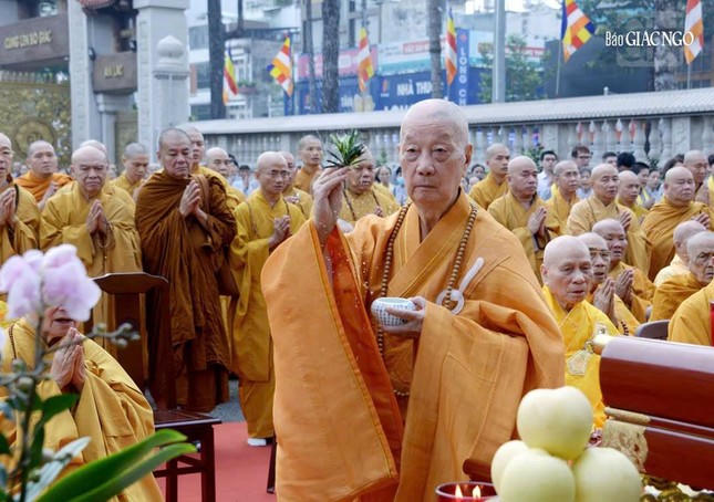 Đức Pháp chủ cử hành nghi thức sái tịnh