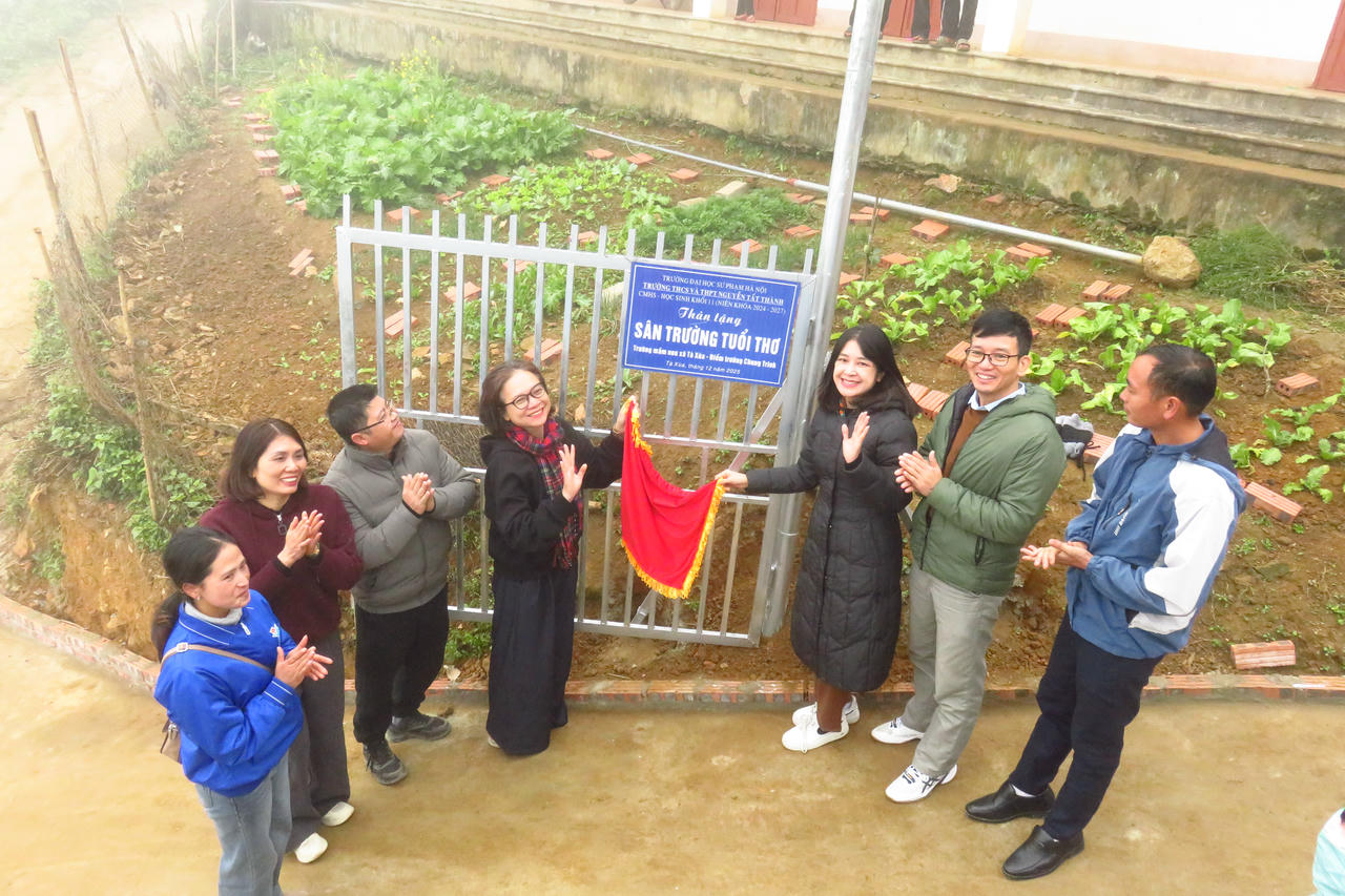 Cô giáo Trần Thị Thúy - (thứ 3 bìa phải) cùng đại diện cha mẹ học sinh, lãnh đạo địa phương, ban giám hiệu trường mầm non Tà Xùa kéo biển khánh thành Sân trường tuổi thơ