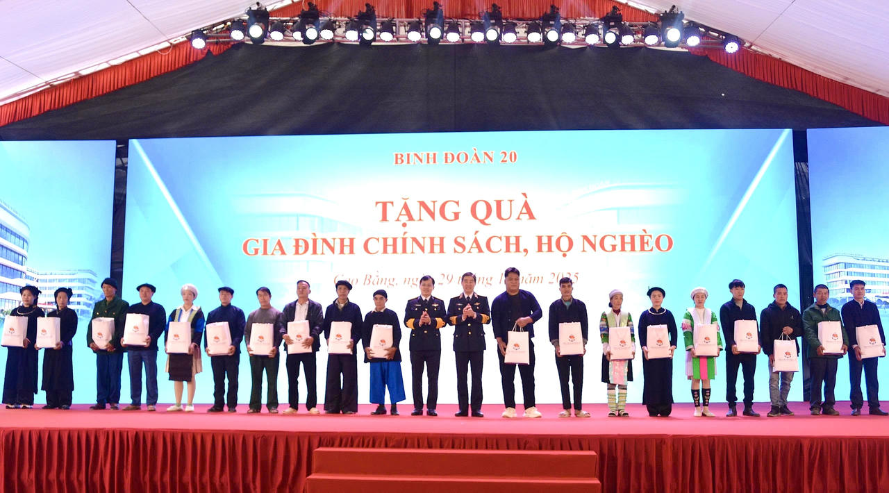 Dịp này, Bộ Quốc phòng đã tặng quà cho các gia đình chính sách, hộ nghèo trên địa bàn. (Ảnh: Sở VHTT&amp;DL Cao Bằng)