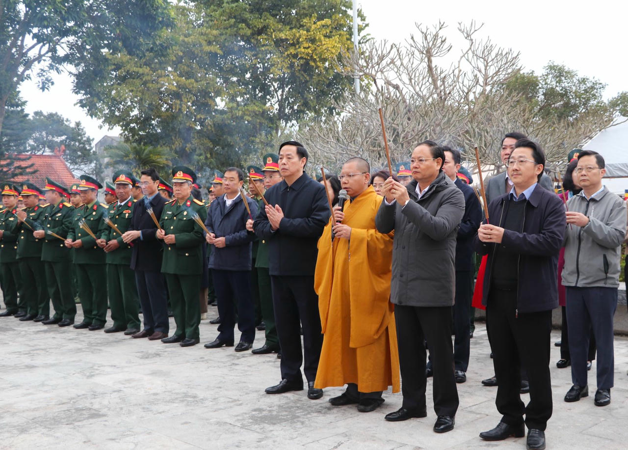 Các đại biểu dâng hương tại Đài tưởng niệm Tổ quốc ghi công - Nghĩa trang Liệt sĩ tỉnh.&nbsp;(Ảnh: Đinh Lan - Thu Hoài)