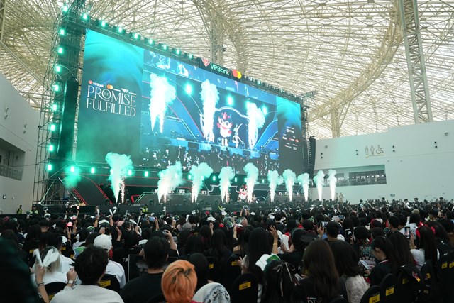 Biển người hâm mộ tại VEC đón chờ sự xuất hiện của các tuyển thủ Việt Nam &amp; huyền thoại T1