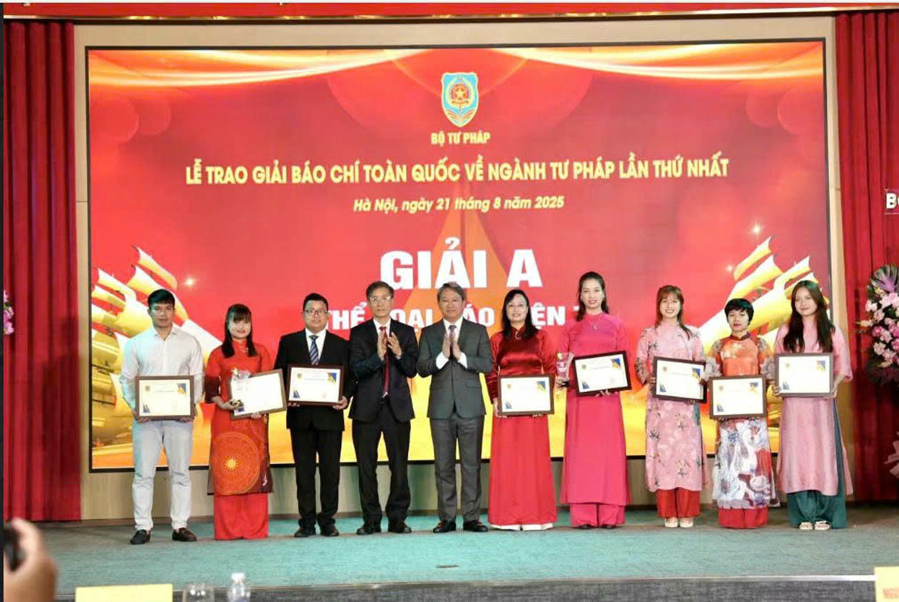 Ủy viên BCH Trung ương Đảng, Bí thư Đảng ủy, Bộ trưởng Bộ Tư pháp Nguyễn Hải Ninh và Chủ tịch Hội Luật gia Việt Nam Nguyễn Khánh Ngọc trao Giải A cho các tác giả đạt Giải Báo chí toàn quốc về ngành Tư pháp lần thứ nhất.