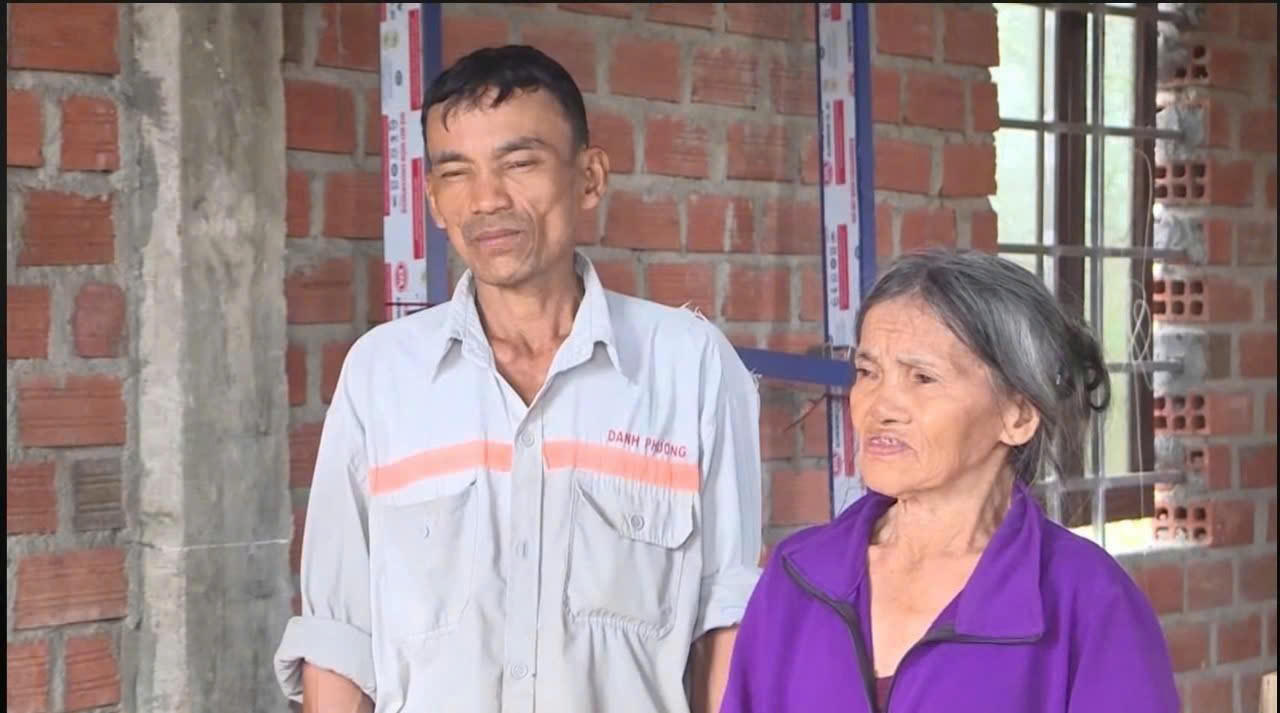 Bà Trương Thị Cúc và người thân không giấu được sự xúc động và hy vọng trước sự hỗ trợ kịp thời của chính quyền và lực lượng quân đội.