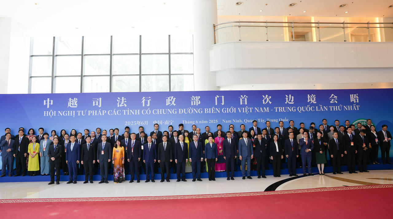 Các đại biểu tham dự chụp ảnh lưu niệm tại Hội nghị Tư pháp các tỉnh có chung đường biên giới Việt Nam - Trung Quốc lần thứ nhất.