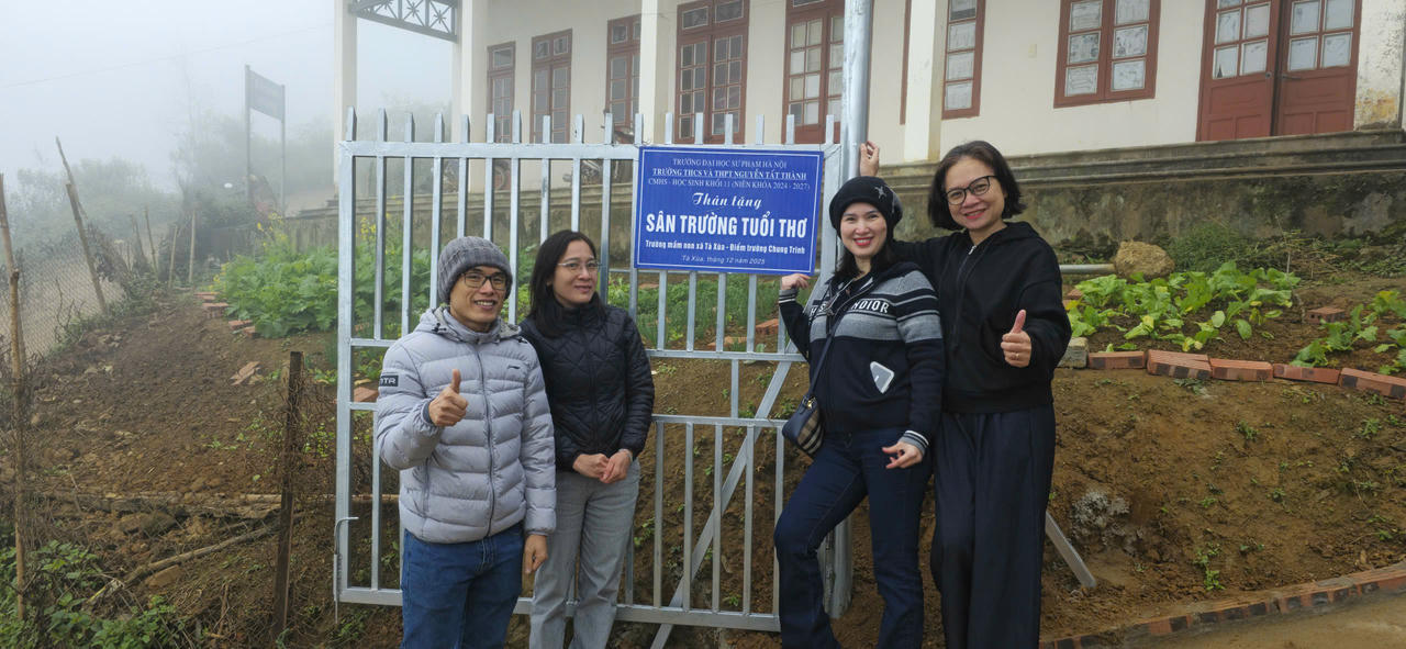 Các thầy cô giáo, đại diện cha mẹ học sinh khối 11 trường THCS và THPT Nguyễn Tất Thành vui mừng trong ngày bàn giao công trình Sân trường tuổi thơ