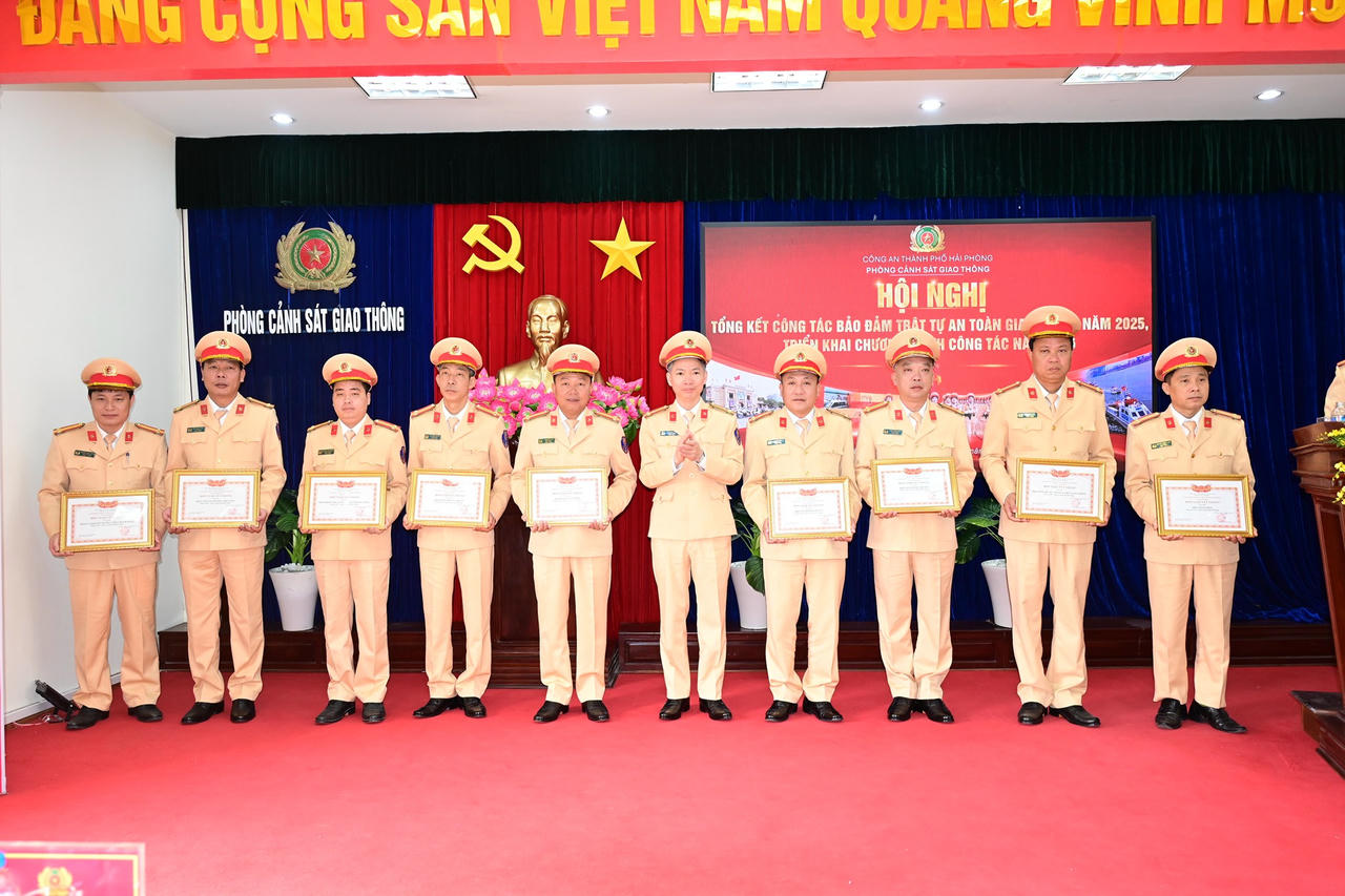 Thượng tá Trần Anh Ngọc,Trưởng phòng Cảnh sát giao thông TP trao danh hiệu “Chiến sỹ thi đua cơ sở" cho các cán bộ, chiến sỹ hoàn thành xuất sắc nhiệm vụ. 