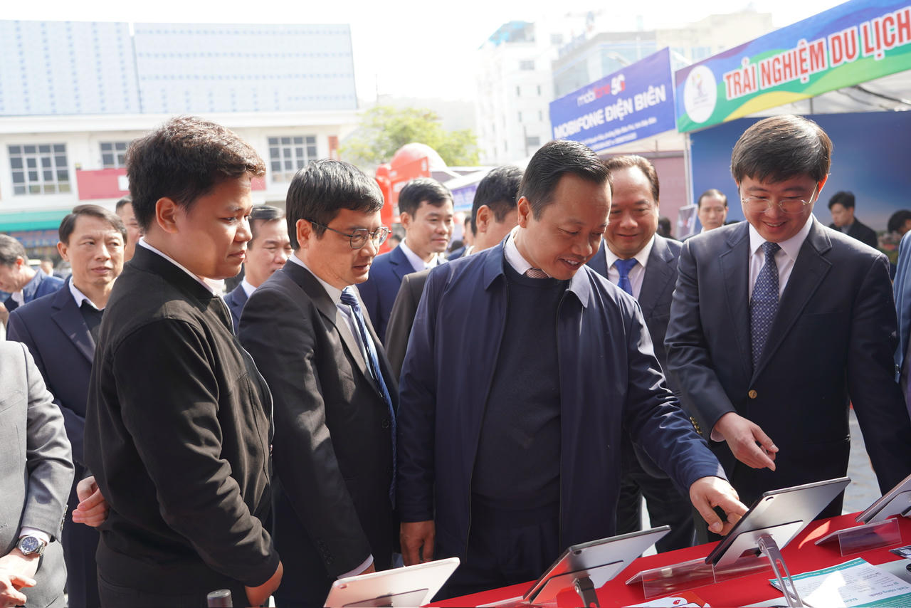 Bí thư Tỉnh ủy Điện Biên Trần Tiến Dũng và lãnh đạo  Bộ KH&amp;CN  tham quan gian hàng sản phẩm công nghệ số “Make in Viet Nam” tại Điện Biên. (Ảnh:  MST)