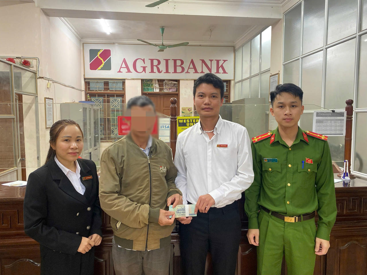 Đội ngũ giao dịch viên Agribank được đào tạo bài bản để nhận diện các dấu hiệu bất thường, nhờ đó kịp thời phát hiện và ngăn chặn kịp thời nhiều vụ lừa đảo qua mạng.
