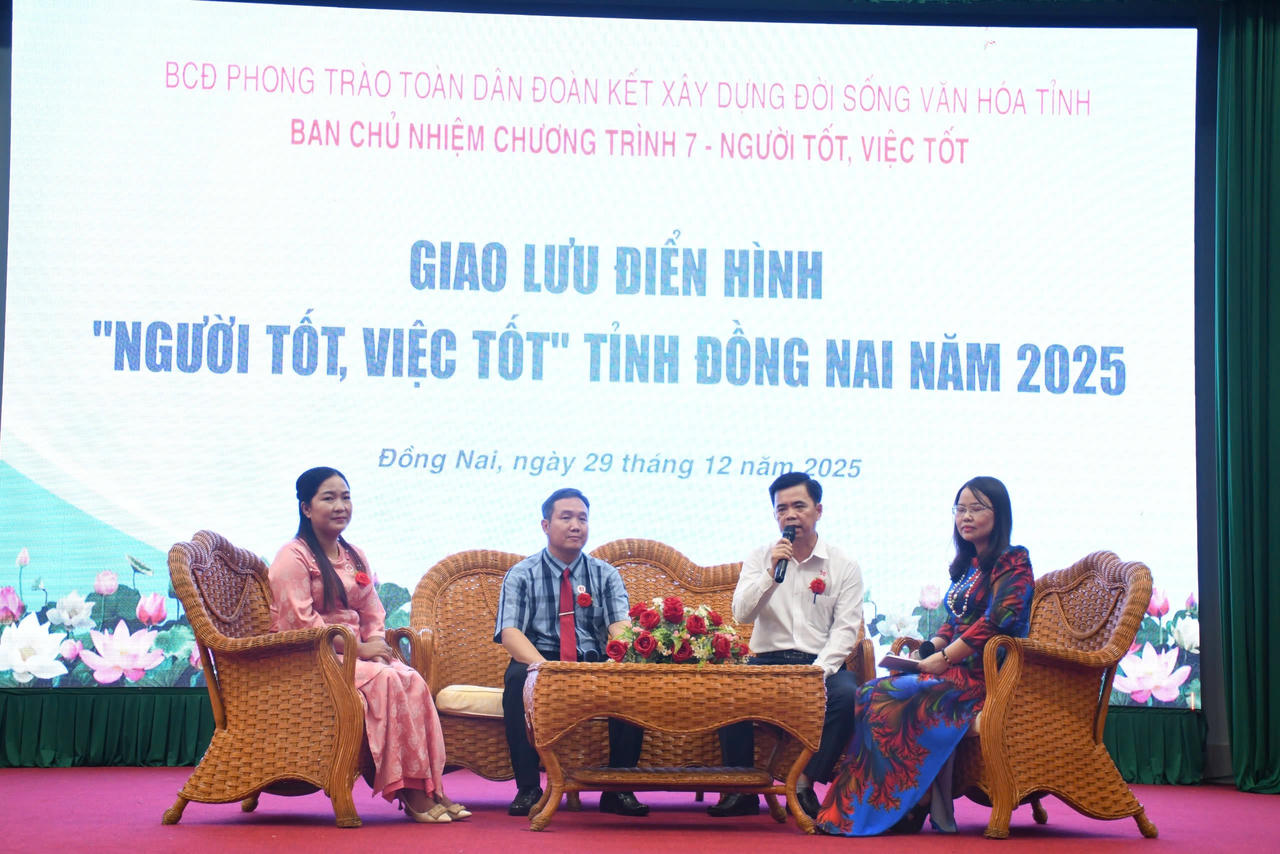 Giao lưu với các gương được tuyên dương.