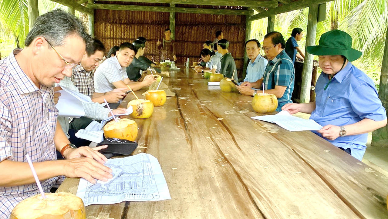 Lãnh đạo xã Trần Văn Thời và Phú Mỹ báo cáo với Phó Chủ tịch UBND tỉnh Huỳnh Chí Nguyện (bên phải) và đoàn công tác về hiện trạng quản lý, khai thác mặt nước Đầm Thị Tường, đề xuất đầu tư hạ tầng du lịch – sinh kế.