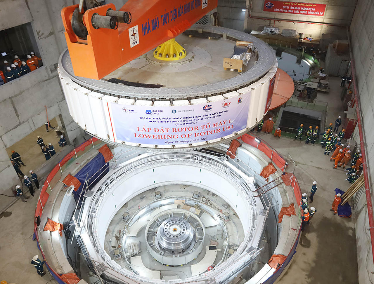  Lắp đặt rotor tổ máy số 1. (Ảnh: Hà Trung)