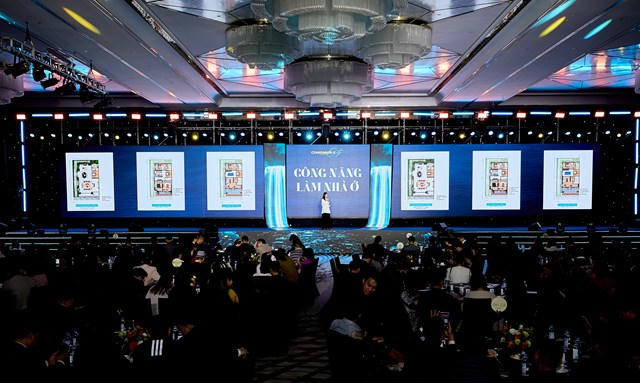 Nhà đầu tư lắng nghe chia sẻ về quy hoạch tổng thể và định hướng phát triển của đại đô thị Charmora City.