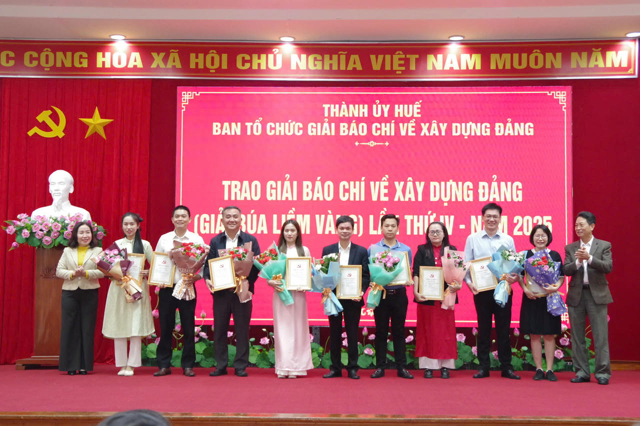 Nhà báo Thùy Nhung (thứ 5 từ trái sang) nhận giải khuyến khích.