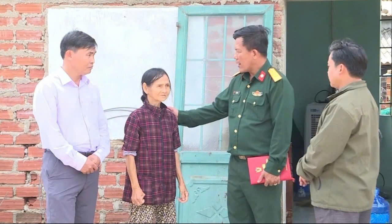 Lãnh đạo đơn vị bộ đội và chính quyền địa phương ân cần thăm hỏi, động viên và cam kết bàn giao nhà đúng tiến độ cho bà con.