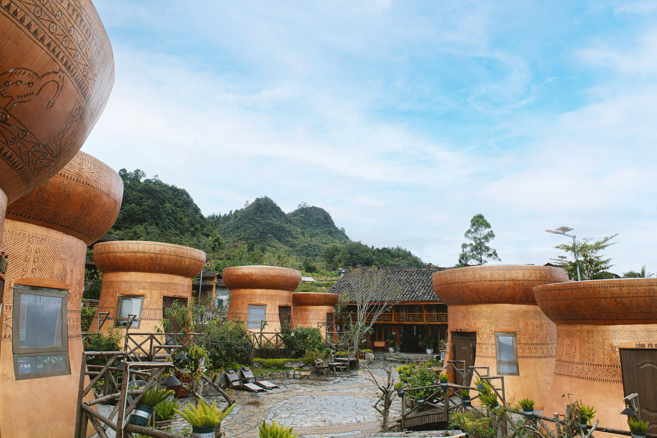 Homestay Dảnh House được xây dựng theo kiến trúc những chiếc trống đồng đặc trưng của dân tộc Lô Lô nằm ngay dưới chân cột cờ Lũng Cú. Ảnh: Đức Mạnh.