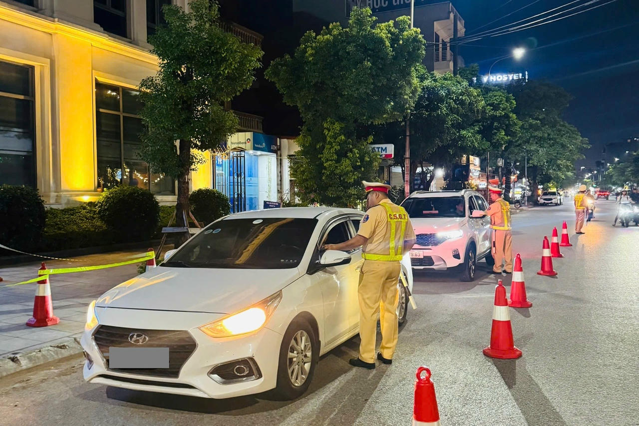Lực lượng Cảnh sát giao thông lập chốt kiểm tra nồng độ cồn&nbsp;
